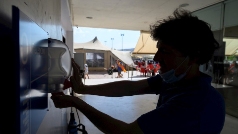 29/05/2020.- Un hombre se desinfecta las manos dentro de las instalaciones de La Ciudad de la Raqueta en Madrid. / EFE - FERNANDO VILLAR