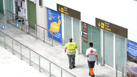 Un hombre se salta el aislamiento y viaja en avión a Lanzarote