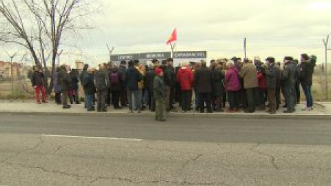 Vecinos reponen paneles del memorial de la cárcel de Carabanchel