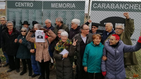 Ex presos y presas de la dictadura franquista frente al Memorial alternativo instalada frente a la antigua cárcel de Carabanchel.- TWITTER FORO POR LA MEMORIA