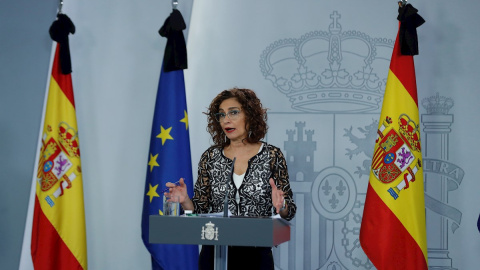 La ministra de Hacienda y portavoz del Gobierno, María Jesús Montero, ofrece una rueda de prensa tras el Consejo de Ministros celebrado este viernes. EFE/Emilio Naranjo