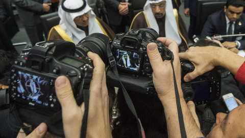 El ministro de Petróleo de Arabia Saudí, Jalid Al-Falih (c), asiste a la reunión formal de ministros de petróleo de la OPEP en Viena. EFE/Christian Bruna