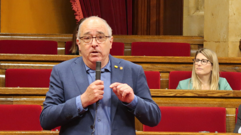 Pla mitjà del conseller d'Educació, Josep Bargalló, intervenint al ple del Parlament el 21 de maig del 2020. JOB VERMEULEN / ACN