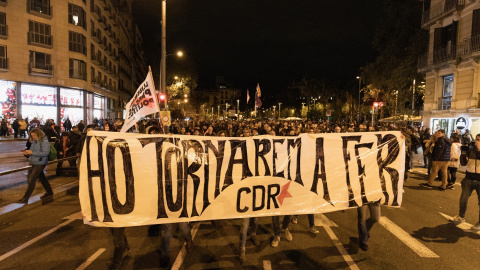 Manifestants dels CDR porten una pancarta amb la consigna "Ho tornarem a fer" durant una manifestació a Barcelona el 9 de novembre de 2019. Pau Venteo / Europa Press