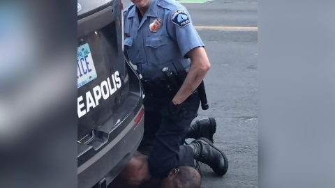 Captura del vídeo difundido en redes sociales en el que se ve a un policia encima del cuello de George Floyd, quien murió bajo custodia policial en Mineapolis.