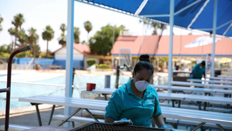 Una trabajadora desinfecta un merendero en un parque de Mesa, Arizona (EE.UU)./REUTERS