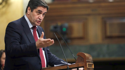 El diputado del PP José Ignacio Echániz interviene en el Pleno del Congreso desde la tribuna de oradores. EFE/Zipi