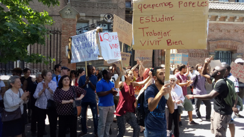 Imagen de la protesta de este lunes frente a la Secretaría General de Inmigración e Inmigración.- PÚBLICO