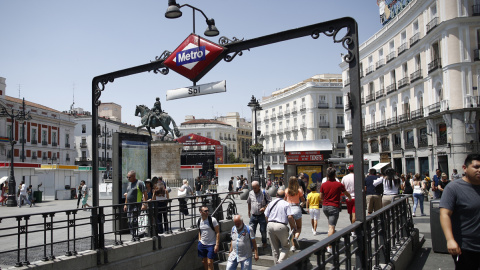 Varias personas salen de la boca del metro de la estación de Sol. E.P./Eduardo Parra