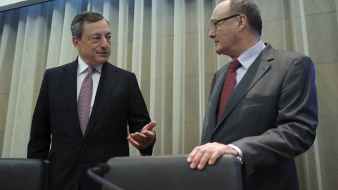 El presidente del BCE, Mario Draghi, conversa con el gobernador del Banco de España, Luis M. Linde,  antes de la clausura de la primera sesión de la I Conferencia de Estabilidad Financiera,  en el Banco de España de Madrid. EFE/JUAN CARLOS HIDALGO