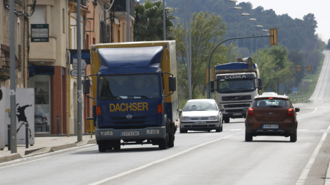 Dos camions circulen per la N-II a Bàscara. ACN / ALEIX FREIXAS