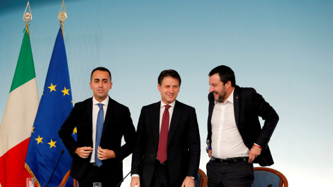 El primer ministro italiano,Giuseppe Conte, flanqueado por los líderes de los dos socios de Gobierno, el ministro de empleo y lídere del Movimiento 5 Estrellas, Luigi Di Maio (i.), y el ministro de Interior y líder de la Liga, Matteo Salvini, en una fo