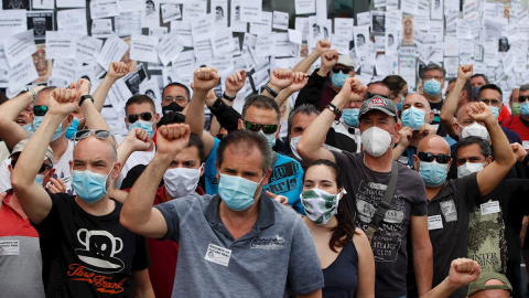 Trabajadores de Nissan protestan ante el concesionario de la marca en Granollers en el marco de las concentraciones que los trabajadores de la empresa realizan este viernes ante los concesionarios más importantes del área de Barcelona tras el anuncio de