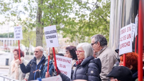 Defensores de la eutanasia participan con pancartas reivindicativas en una manifestación frente a los Juzgados de Plaza de Castilla organizada por la Asociación Derecho a Morir Dignamente en apoyo a Ángel Hernández. Ricardo Rubio / Europa Press