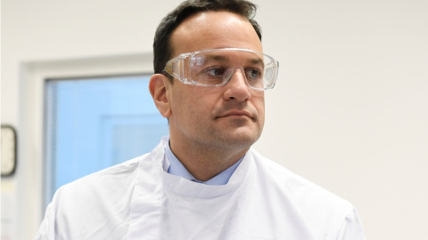 El primer ministro irlandés, Leo Varadkar, visita el Laboratorio Nacional de Referencia de Virus UCD, University College Dublin, en medio del brote de coronavirus. / EUROPA PRESS