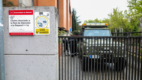 Un vehículo del Ejército, aparcado en el garaje una residencia para personas con discapacidad donde los militares de la UME han acudido para llevar a cabo tareas de desinfección. E.P./Jesús Hellín