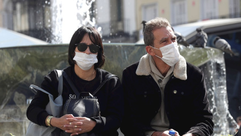 13/03/2020.- Ciudadanos con mascarillas este viernes en las calles del centro de Madrid, para evitar el riesgo de contagio de COVID-19. EFE/Kiko Huesca.