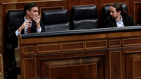 El presidente del Gobierno, Pedro Sánchez, y el vicepresidente de Derechos Sociales Pablo Iglesias, durante el pleno del Congreso que debate la prórroga del estado de alarma. EFE/Mariscal POOL