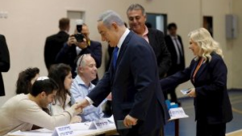 Los sondeos a pie de urna sitúan a Netanyahu a las puertas de la mayoría absoluta