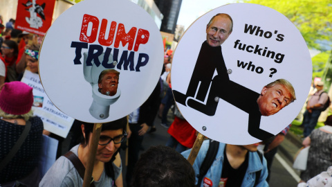 Pancartas en contra de Trump durante la manifestación en rechazo a la cumbre de la OTAN en Bruselas. /REUTERS