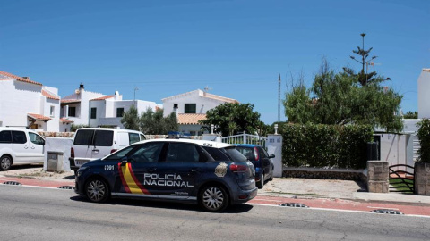 28/06/2020.- La Policía Nacional llega este domingo a un chalet de la urbanización de Cales Piques, en el municipio de Ciutadella, donde ha detenido este domingo a un joven de 20 años acusado de matar presuntamente a su madre y herir de gravedad a su p