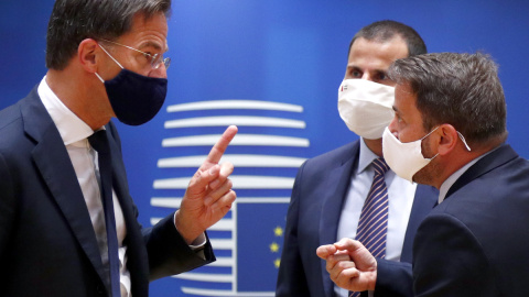 El primer ministro de los Países Bajos, Mark Rutte, conversa con el primer ministro de Luxemburgo, Xavier Bettel, durante la cumbre de la UE.- AFP