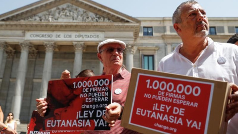 Change.org entrega en el Congreso más de un millón de firmas para solicitar que se despenalice la eutanasia en España. EFE/Emilio Naranjo/Archivo