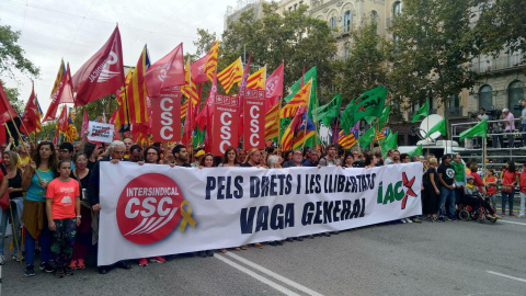 Una manifestació encapçalada per membres de la Intersindical-CSC i la IAC.