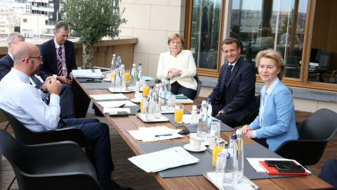 Charles Michel, Angela Merkel, Emmanuel Macron y Ursula von der Leyen durante un careo en la cumbre de la UE. REUTERS.