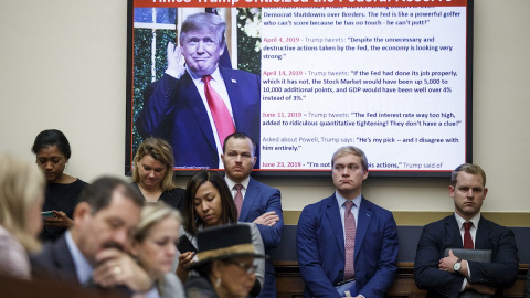 Una pantalla muestra las críticas del presidente de EEUU, Donald Trump, al presidente de la Reserva Federal, Jerome Powell, mientras celebra su comparencencia semestral en el Congreso. EFE / EPA / SHAWN THEW