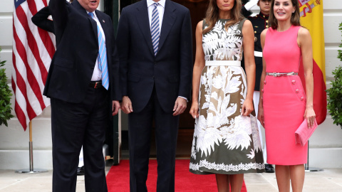 El presidente de EEUU, Donald Trump, y su esposa Melania Trump reciben a los reyes Felipe VI y Letizia en la Casa Blanca, en Washington. REUTERS/Jonathan Ernst