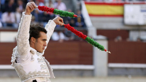 Un torero, en el momento previo a clavar las banderillas. EFE