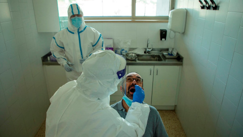 Profesionales sanitarios realizan test PCR en los Centros de Atención Primaria .EFE/ Enric Fontcuberta/Archivo