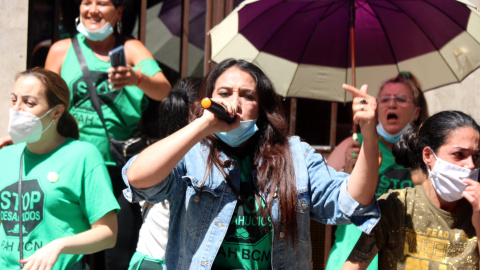 Activistes de la PAH a la porta d'un habitatge de l'Hospitalet de Llobregat per evitar un desnonament el 18 de juny del 2020. ACN/Miquel Codolar