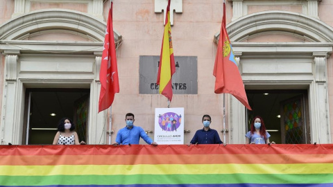 Imagen del Ayuntamiento de Alcalá de Henares engalanado con los colores del movimiento LGTBI