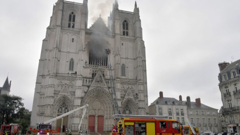 Los bomberos consiguieron controlar este sábado el incendio que se declaró a primera hora en la catedral de San Pedro y San Pablo de Nantes (noroeste de Francia). EFE / JEROME FOUQUET FRANCIA OUT