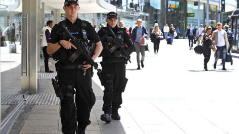 Dos policías británicos patrullan el centro de Manchester. | EFE