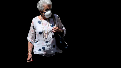 Una mujer pasea protegida con una mascarilla . EFE/Ana Escobar/Archivo