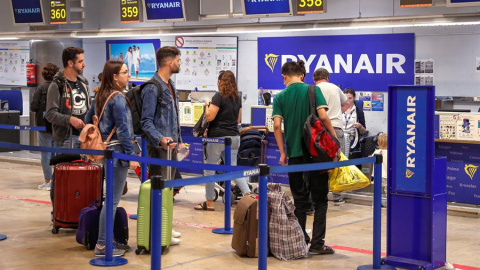 Mostradores de facturación de la compañía aérea Ryanair en el aeropuerto Madrid-Barajas. EFE/Emilio Naranjo/Archivo