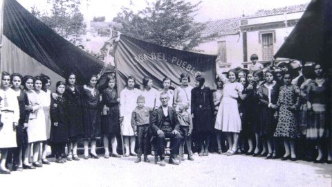 Socios de la Casa del Pueblo en la Plaza de la República de Prado del Rey. En el centro, Francisco Gutiérrez Oñate, / Archivo Fernando Romero