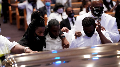 Familiares y amigos en el funeral de George Floyd en Houston. / EFE -David J. Phillip