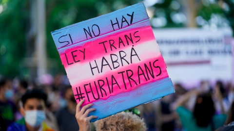  Una chica sostiene una pancarta en una manifestación centrada en el colectivo trans, a 28 de junio de 2021, en Madrid, (España). - EUROPA PRESS