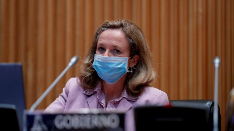 La vicepresidenta de Asuntos Económicos, Nadia Calviño, con mascarilla antes de iniciar su comparecencia en el Congreso de los Diputados. EFE/Pool