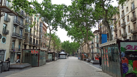 Les Rambles de Barcelona passen aquest Sant Jordi sense parades ni punts de venda de roses. Maria Rubio