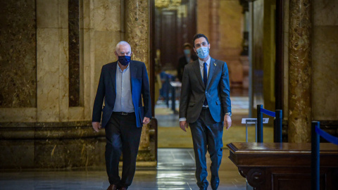 El líder del grup municipal d'ERC a Barcelona, Ernest Maragall, i el president del Parlament, Roger Torrent, al Parlament de Catalunya moments abans de comparèixer en una roda de premsa per valorar l'espionatge polític del qual han estat víctimes. ERC