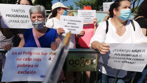 Vecinos protestan ante la llegada de los reyes al Polígono Sur de Sevilla. S. R.