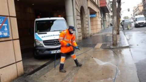 Catalunya traslada ancianos a hoteles para transformar las residencias geriátricas en ampliaciones hospitalarias