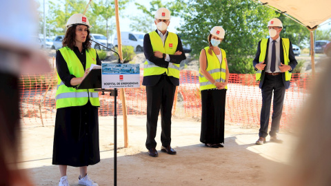 La presidenta de la Comunidad de Madrid, Isabel Díaz Ayuso (i) durante la rueda de prensa tras visitar las obras de construcción del nuevo Hospital de Emergencias de la Comunidad de Madrid, para conocer el desarrollo de los trabajos este martes. EFE/Fer