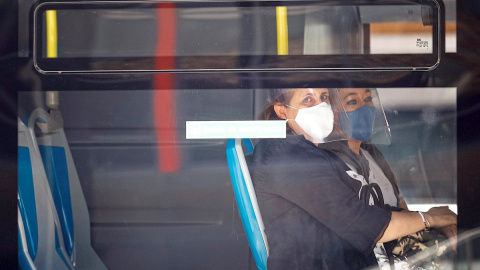 Dos mujeres en un autobús, en una imagen de archivo. / EFE - EMILIO NARANJO