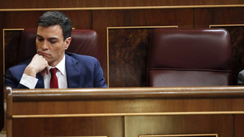 Pedro Sánchez, en una imagen de archivo, sentado en su escaño en el Congreso de los Diputados. EFE